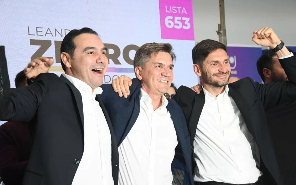 Leandro Zdero junto a Gustavo Valdés y Maximiliano Pullaro