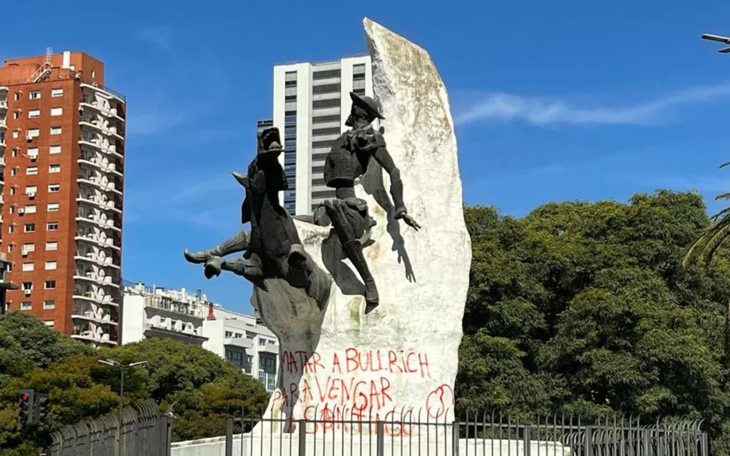 Pintada en monumento al Quijote