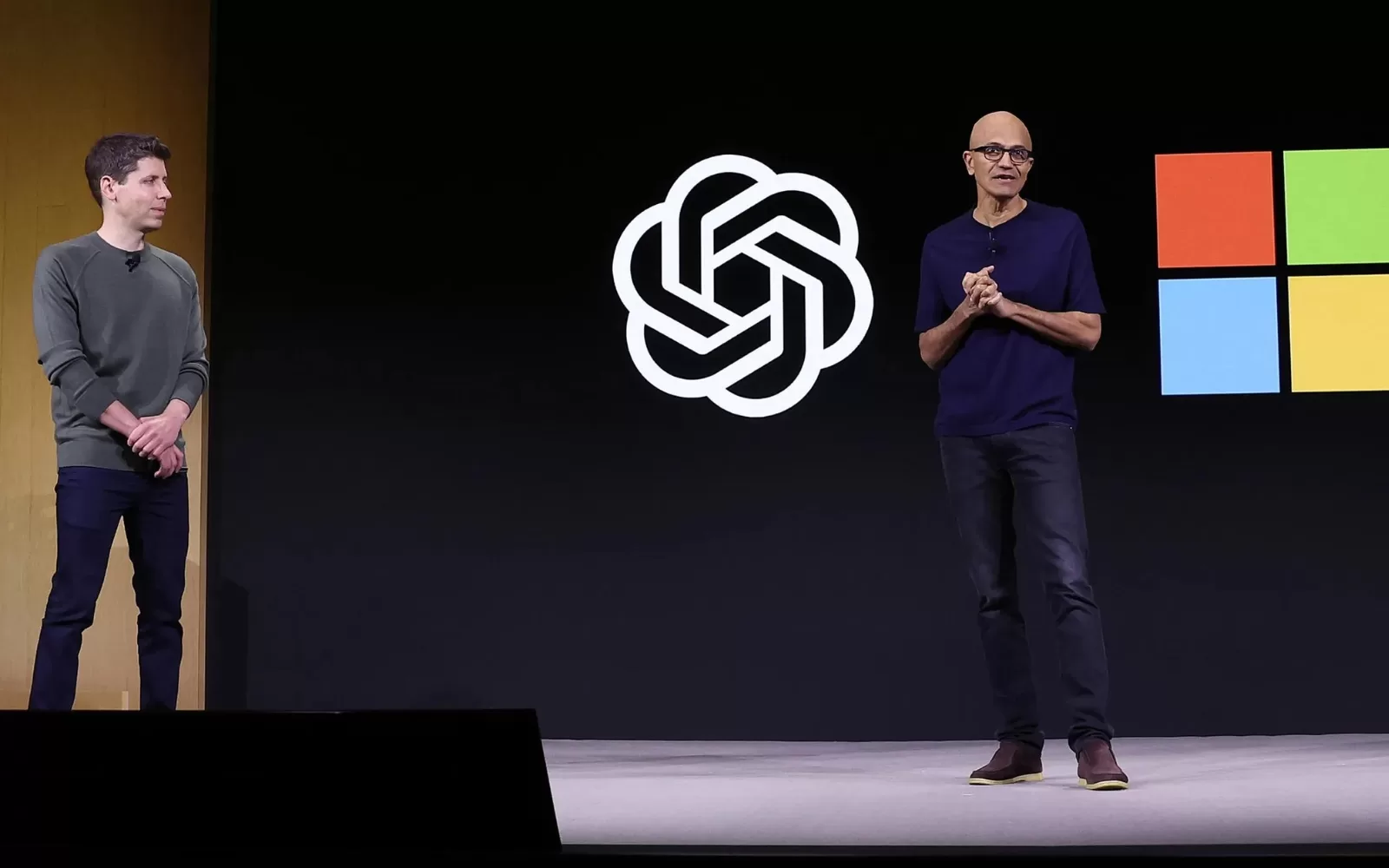 Microsoft y OpenAI invertirán 100 mil millones de dólares para ...