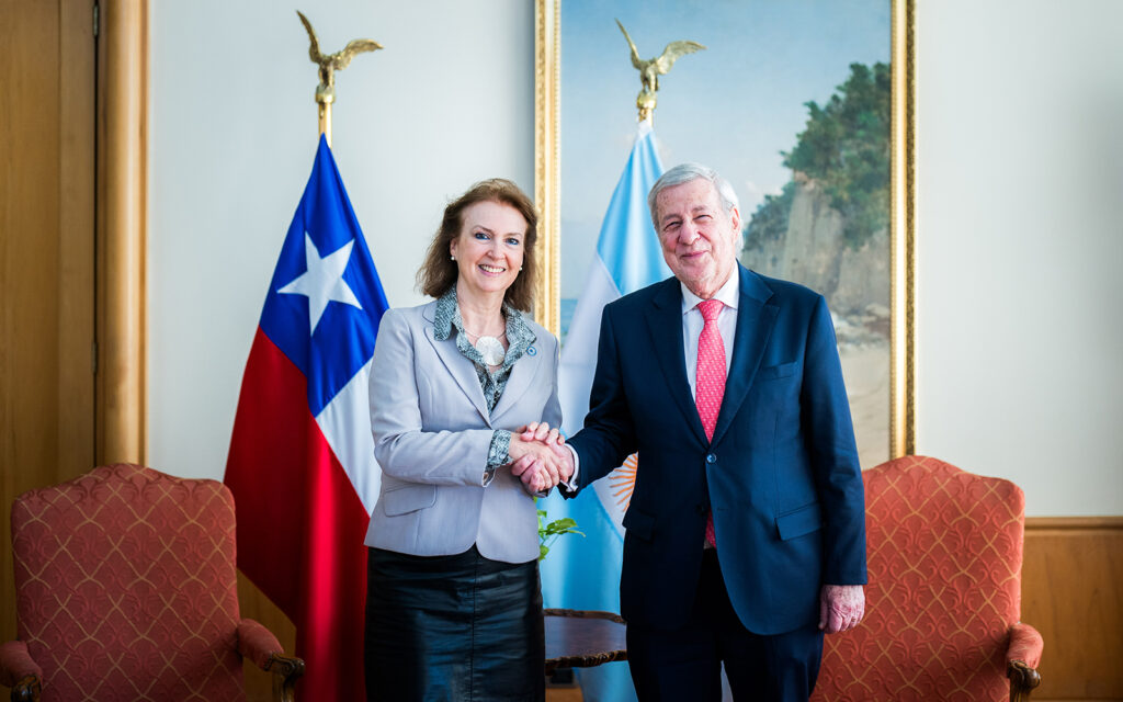 Mondino en Chile