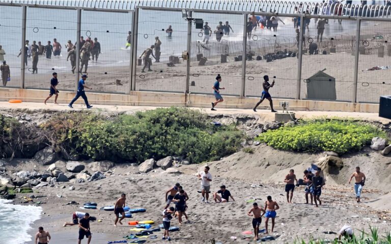 Miles de africanos llegaron a Ceuta e ingresaron forzadamente.