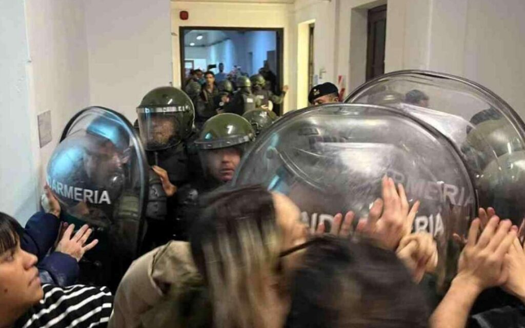 Disturbios en el CNEA por despido de empleados ingresados el 2023