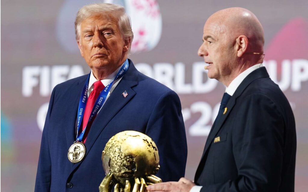 Donald Trump y un polémico pedido a Infantino, quien dio marcha atrás.