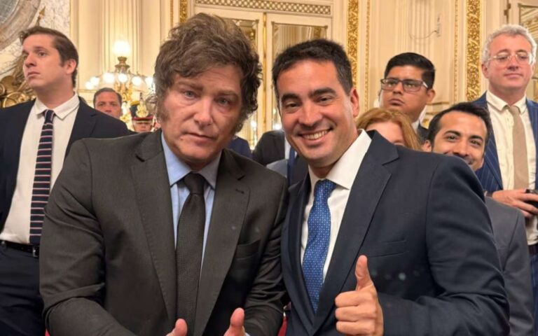 Ravier junto a Javier Milei.