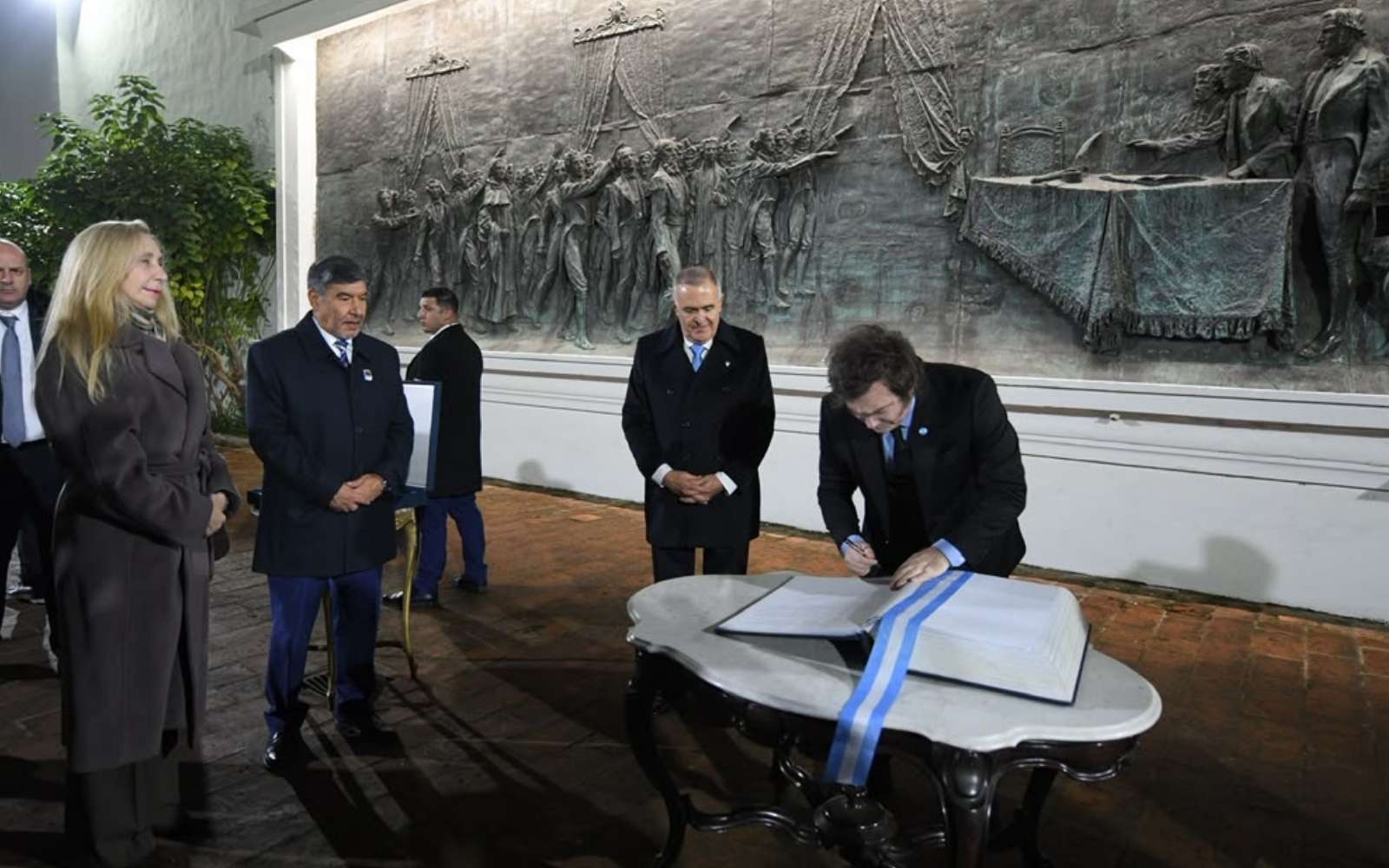 Festejo y anuncios en la Casa de Tucumán.