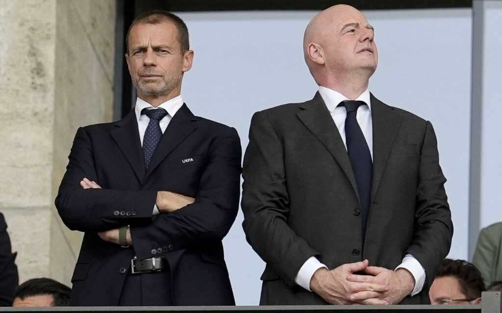 Aleksander Ceferin y Gianni Infantino, los máximos dirigentes de la UEFA y la FIFA, hoy distanciados por la crisis que sacude al fútbol mundial.