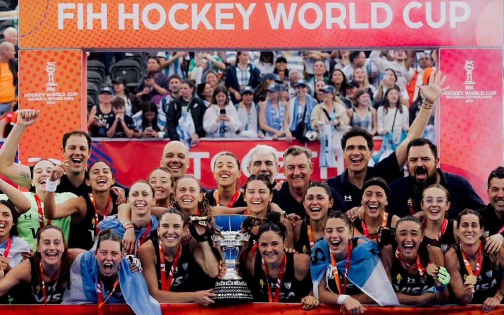 Las Leonas, festejaron el título mundial.