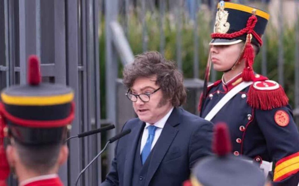 Milei encabezó este lunes el acto oficial en la Plaza San Martín.