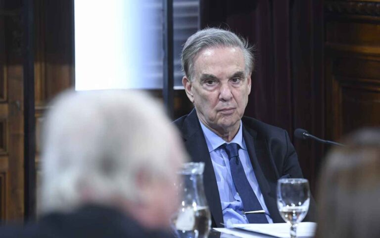 El diputado Miguel Ángel Pichetto impulsa un monotributo laboral para simplificar la registración de personal en microempresas y pequeñas empresas.