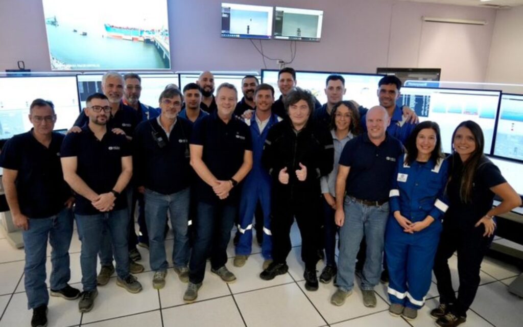 El Presidente Javier Milei junto a trabajadores de MEGA S.A.