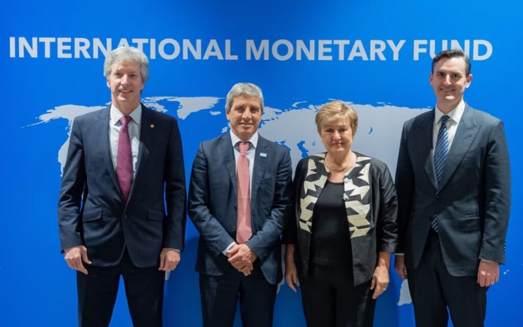 El ministro Luis Caputo en Bangkok en las Reuniones Anuales del Fondo y el Banco Mundial.