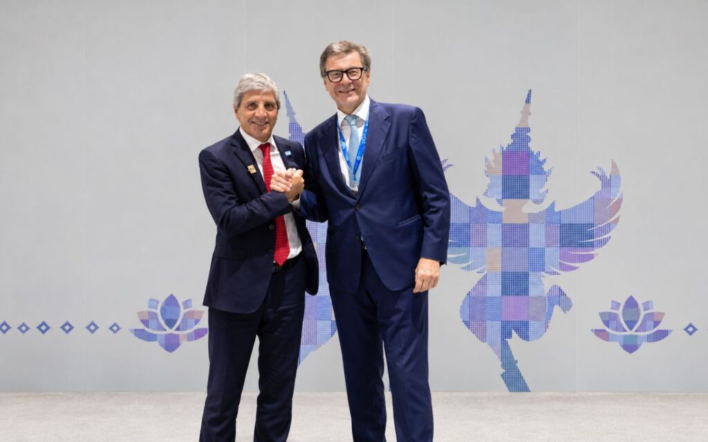 Luis "Toto" Caputo junto a Giancarlo Giorgetti, ministro de Economía y Finanzas de Italia.