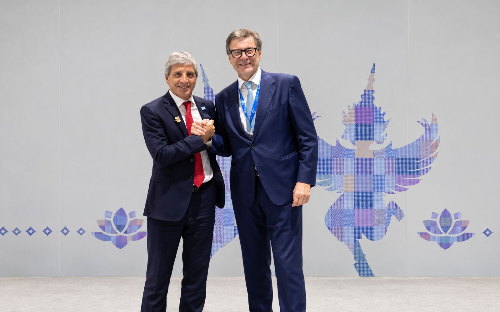 Luis "Toto" Caputo junto a Giancarlo Giorgetti, ministro de Economía y Finanzas de Italia.