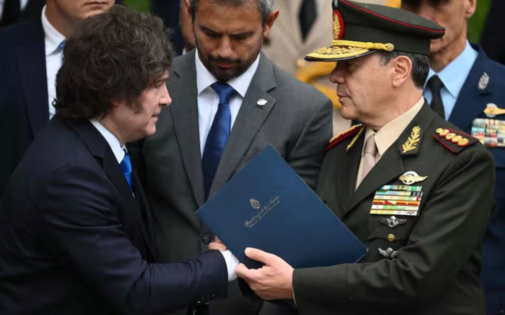 Javier Milei y Carlos Presti juntos luego de la firma del Decreto 1205/2026.