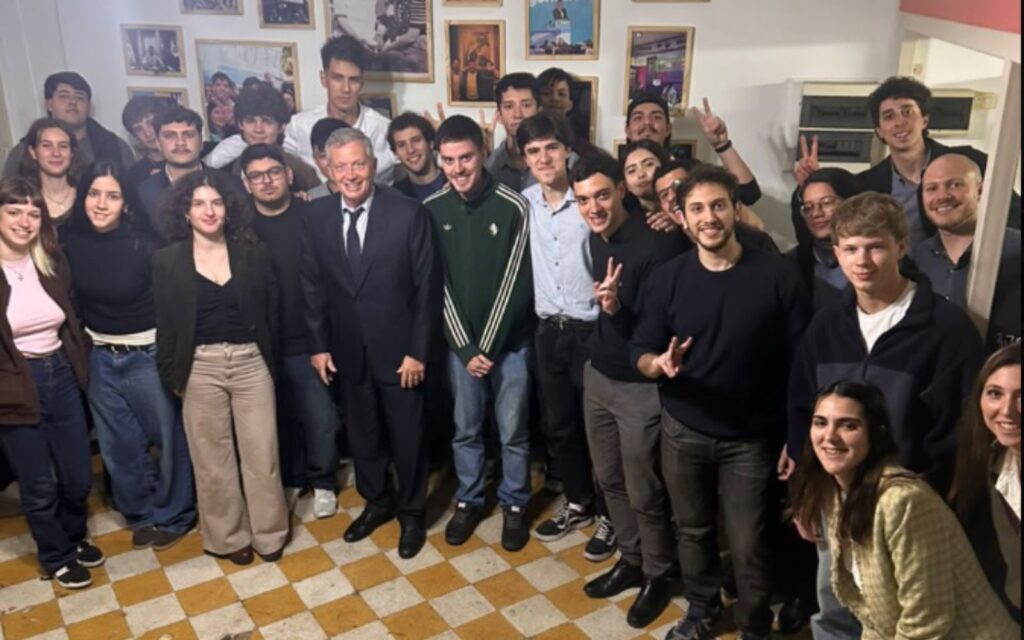 Emilio Monzó se reúne con jóvenes militantes.