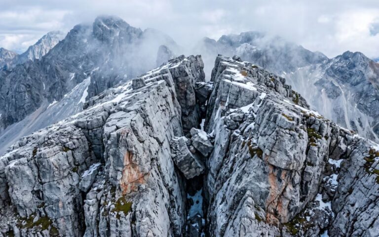 La grieta de 6 metros de ancho en los Alpes que pone el vilo a dos países.