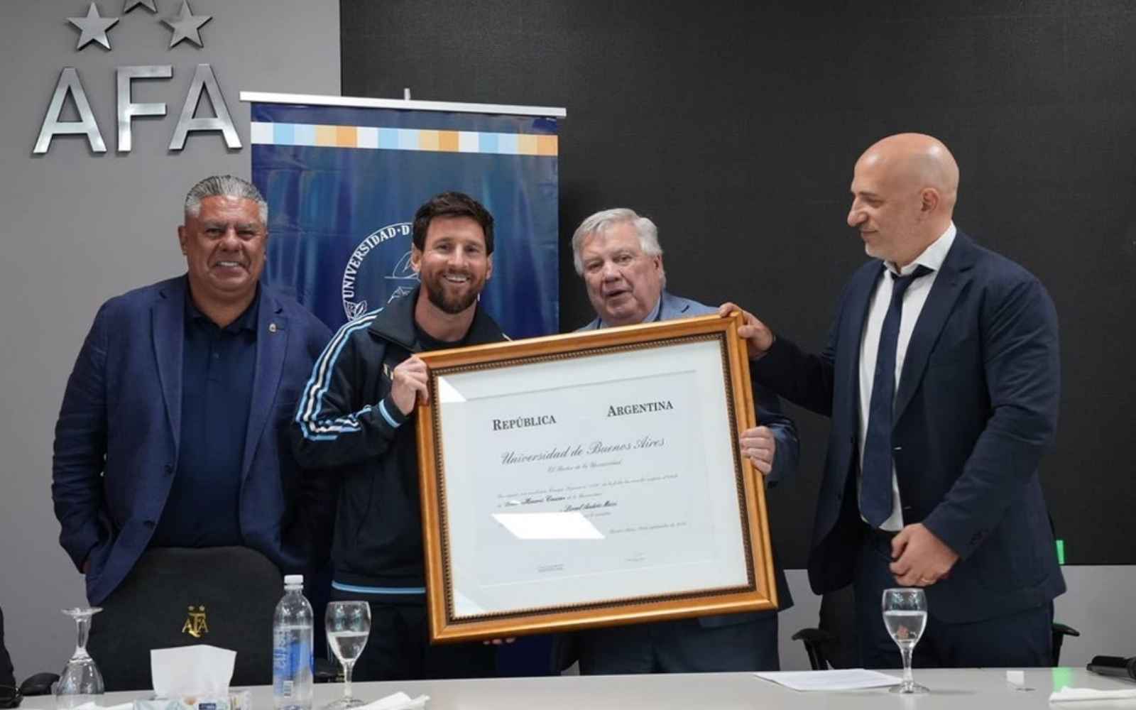 Messi fue distinguido como Doctor Honoris Causa de la Universidad de Buenos Aires.