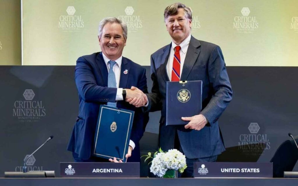 El vicesecretario de Estado de EE.UU., Christopher Landau, durante la conferencia de prensa en el Palacio San Martín junto al canciller Pablo Quirno.