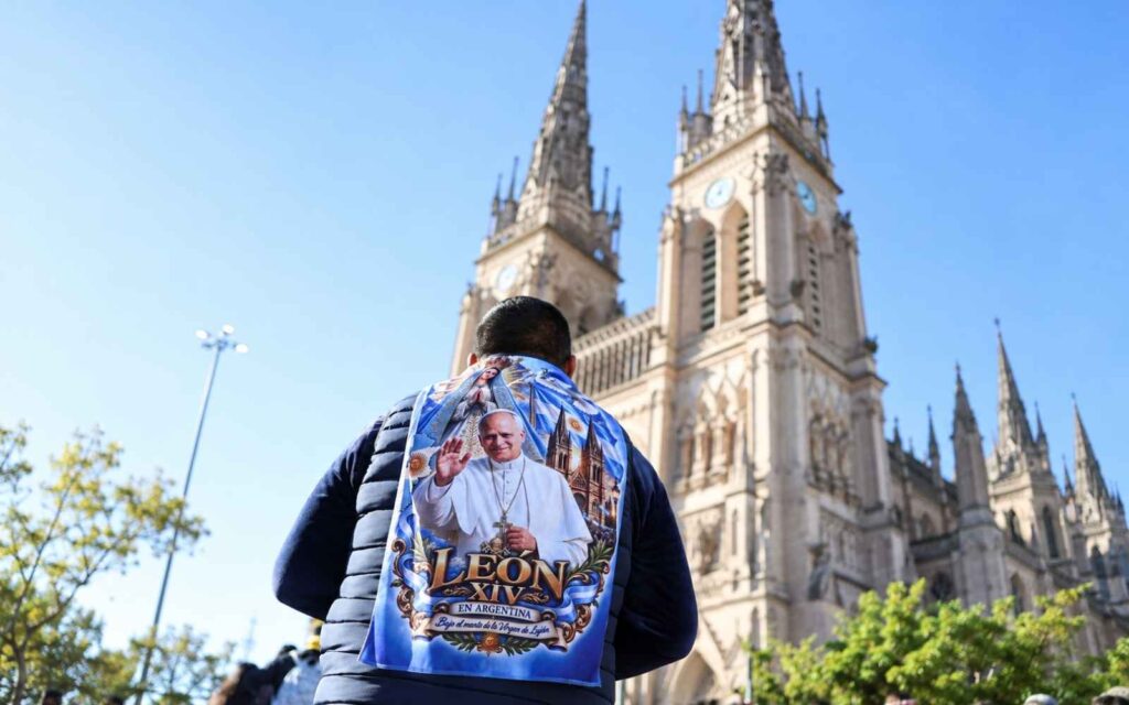 Todos se preparan para la multitudinaria visita del Papa León XIV.