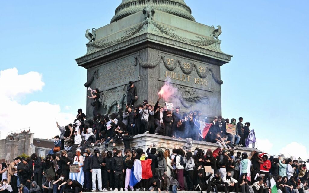 Protesta estudiantil en la plaza de la Bastilla.