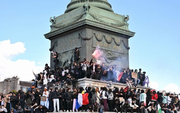 Protesta estudiantil en la plaza de la Bastilla.