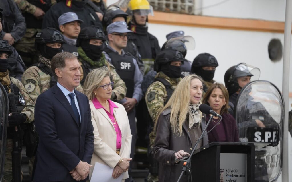 Funcionarios nacionales encabezaron el acto frente a efectivos del Servicio Penitenciario Federal, tras el operativo en Devoto.
