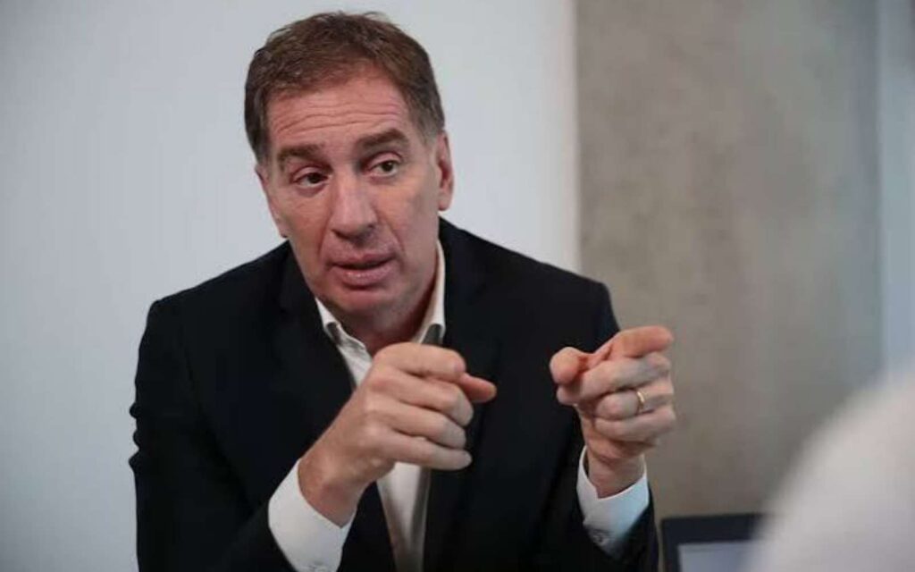 Diego Santilli responde las preguntas sobre la salida de Flavio Bolsonaro del país.